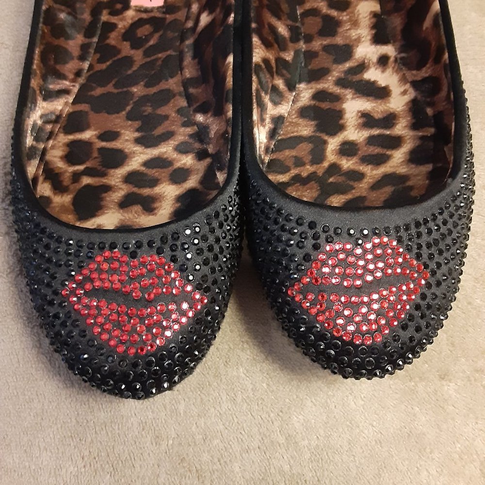 Betsey Johnson Beaded Black Ballarina Slipper w/Red Lips & Cheetah Lining Size 8 - Picture 2 of 10